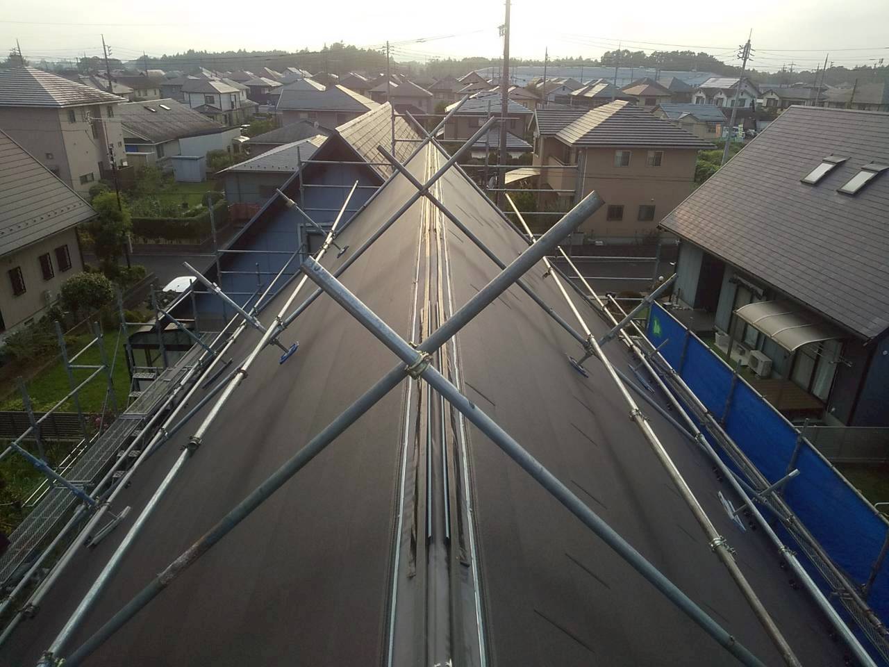 美浦村　ルーフィング敷設後の屋根全景（棟から）